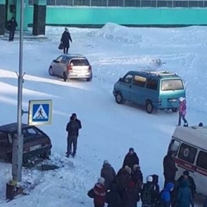 В Норильске мужчина без прав сбил детей на тротуаре: девочка провела сутки в коме