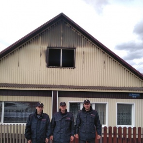 В Ужуре сотрудник Росгвардии в свой выходной спас задыхающегося пенсионера из горящего дома