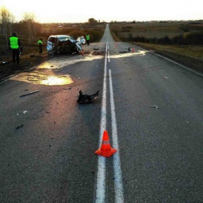 В Рыбинском районе BMW во время обгона протаранил китайский кроссовер: два человека погибли