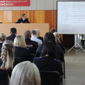 В МО МВД России «Ачинский» вручены очередные офицерские звания сотрудникам органов внутренних дел