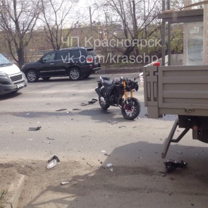 Выехавший на встречку мотоциклист врезался в грузовик и погиб