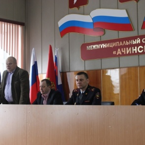 В Ачинске полицейские поддержали социальную акцию «Зарядка со стражем порядка», приуроченную к 300-летию российской полиции