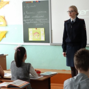 Cотрудники полиции проводят с детьми «Уроки дорожной безопасности»