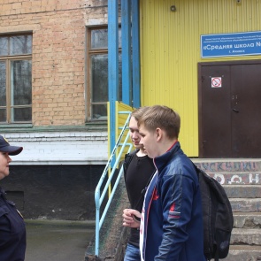 В ачинских школах полицейские проводят учебные тренировки по обеспечению безопасности подростков в летний период