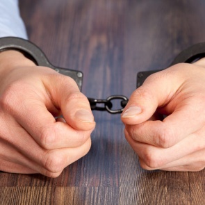 Сосновоборец познакомился с 17-летней девушкой в лифте и надругался над ней