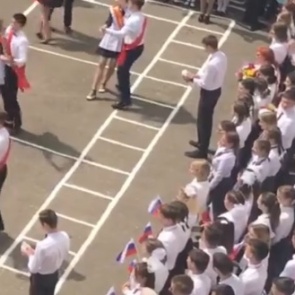 Голубь умер на последнем звонке и был запущен в небо