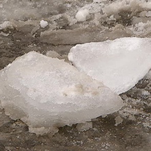 В Норильске на пятилетнего ребенка упала глыба льда