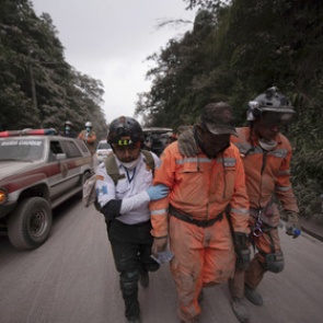 В результате извержения вулкана в Гватемале погибли люди