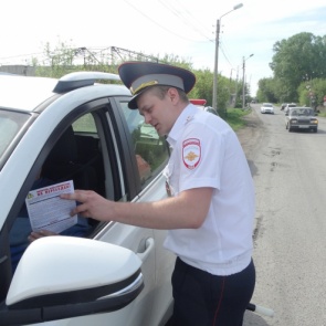 Дорожные полицейские в Ачинске напомнили водителям о соблюдении безопасности на железнодорожных переездах
