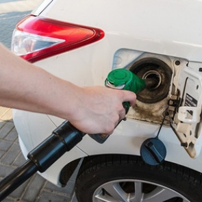 Власти увидели апокалипсис в бензине по 100 рублей