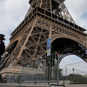 Власти Парижа защитят Эйфелеву башню от терактов стеклянным ограждением