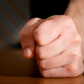 Во время мелкой ссоры отец избил 12-летнюю дочь и попал под следствие