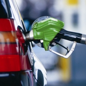 Бензин в России подешевел в среднем на 4 копейки