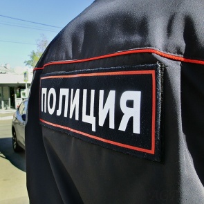 При надевании наручников полицейский травмировал дебошира: осудили условно и уволили с работы