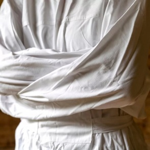 Неадекватная красноярка вылила три чайника кипятка на пожилую мать