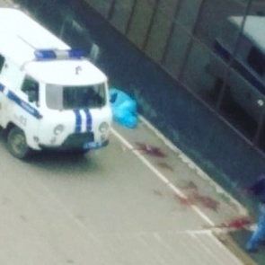 «Стал кашлять кровью и упал»: в Норильске мужчина умер у входа в магазин