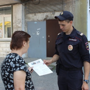 В Ачинске полицейские беседуют с пенсионерами о распространенных схемах мошенничества