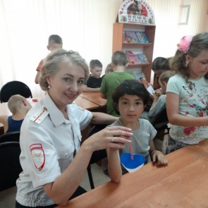 Сотрудники Госавтоинспекции и детской библиотеки провели акцию для юных ачинцев «Урок безопасности»