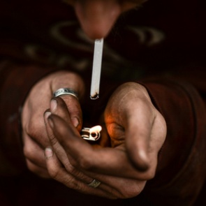 Россиянин решил покурить дома и взорвал квартиру