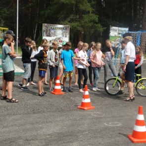 Дорожные полицейские в Ачинске проводят выездные уроки велобезопасности в летних лагерях