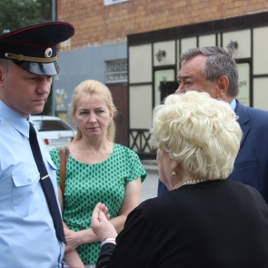 Начальник МО МВД России «Ачинский» Евгений Трофимов совместно с главой города Илаем Ахметовым провели встречу с местными жителями