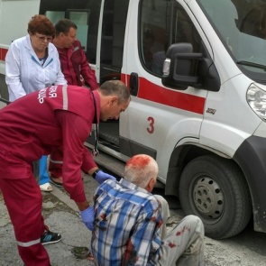 Неравнодушная ачинка спасла лежавшего в крови на тротуаре мужчину