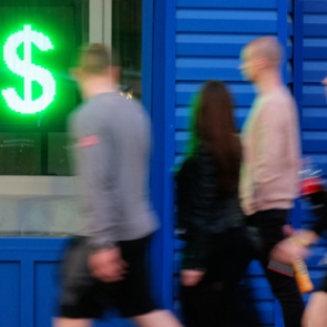 МВФ указал на недооцененный рубль и переоцененный доллар