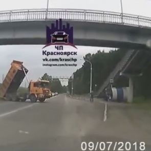 Под Красноярском самосвал с поднятым кузовом врезался в пешеходный мост