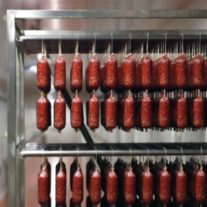 В Госдуме предложили запретить называть колбасу колбасой