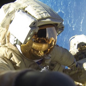 Российские космонавты задержались в открытом космосе