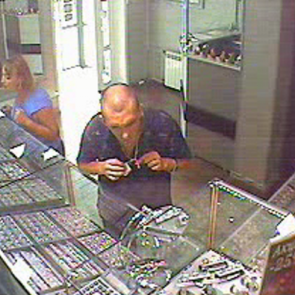 В Ачинске полицейские разыскивают подозреваемого в ограблении ювелирного магазина