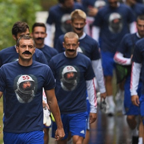 Футболисты сборной России обзавелись усами в честь дня рождения Черчесова