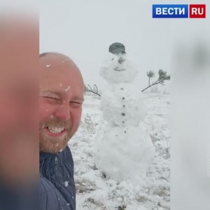 Жители Хакасии лепят снеговиков из первого в этом сезоне снега