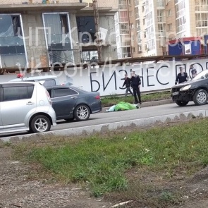 «Просто бросилась под машину»: на улице Авиаторов под колесами Toyota погибла молодая женщина