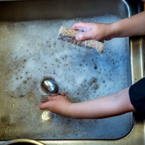 Эксперты Росконтроля выбрали лучшее средство для мыться посуды