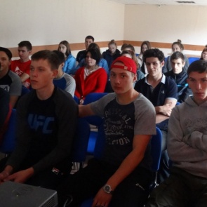 Госавтоинспекторы в Ачинске проводят беседы по правилам дорожного движения со студентами техникумов