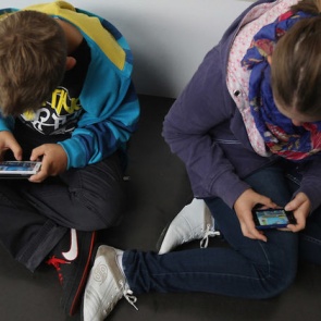 Запрет смартфонов в школах поддержало 73% родителей