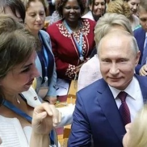Президент России пообещал создать больше возможностей для самореализации женщин