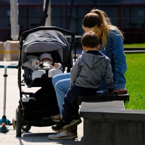 Многодетной матери отказали в жилье из-за преждевременных родов