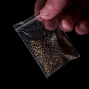 Стражами порядка Ачинска пресечен незаконный оборот наркотиков в крупном размере