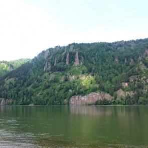 Подъем воды в Енисее заблокировал трех молодых туристов на горе