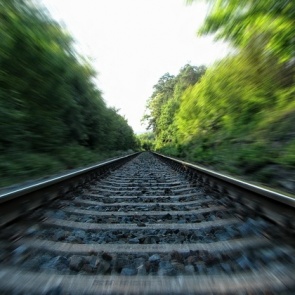 В Красноярском крае под колёсами поезда погиб подросток