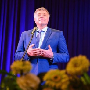 Александр Усс поздравил председателя Ачинского городского Совета депутатов Сергея Никитина