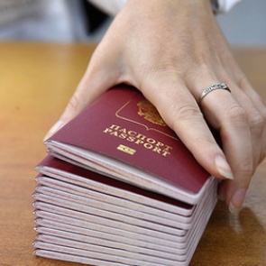 Определен срок перевода россиян на электронные паспорта