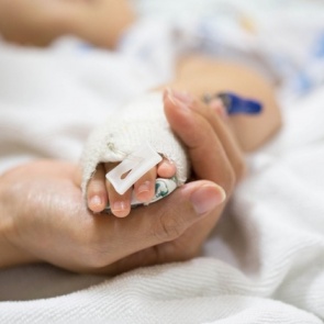 Жестоко избитую в Ачинске матерью 4-х месячную девочку сегодня доставят в Красноярск