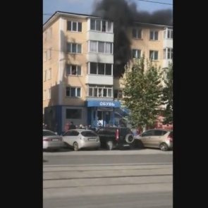В Ачинске задыхавшийся мужчина собирался выпрыгнуть из горящей квартиры
