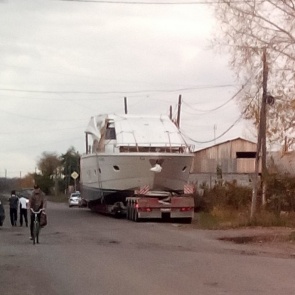 По улицам Назарово раскатывает дорогостоящая яхта