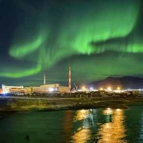 Жители Норильска любуются северным сиянием: небо окрасилось в зеленый цвет