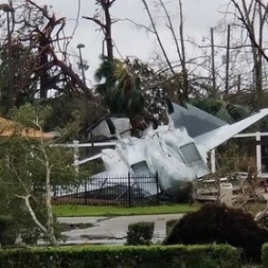 Ураган разметал базу ВВС США