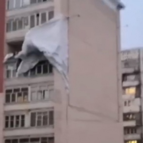 Ураганный ветер обрушился на Норильск и устроил погром в городе. Показываем последствия